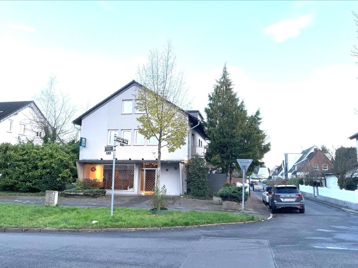 Straßenansicht des verkauften Dreifamilienhauses in Düsseldorf